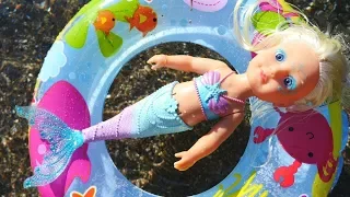 Baby born little sister Mermaid. Vauvanuket ja lelut. Merenneitonukke ui meressä.
