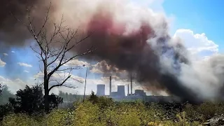 Nad Kladnem se valil hustý dým, v Dubí hořela skládka pneumatik