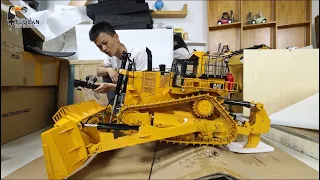 Unbox of 1/10 D11 bulldozer 110 kg, 2 pumps, light sound smoking,EV radio, wait to see more details.