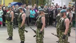 Показательные выступления десантников.