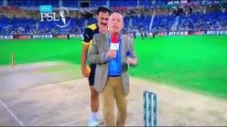Wahab Riaz funny action with Danny Morrison, PSL 2018