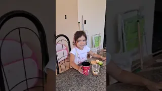 Lolo provando os sabores diferentes dos alimentos, trabalhinho da escola...