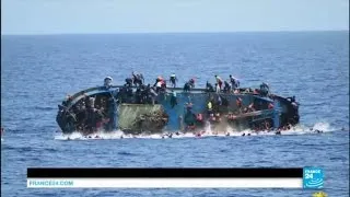 Méditerranée : les images impressionnantes d'un bateau surpeuplé qui chavire au large de la Libye