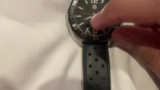 Using the bezel of a dive watch to indicate a second time zone
