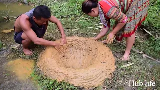 Survival skills : Catch big fish exciting - Build a clay pot to catch fish, Primitive fishing skills