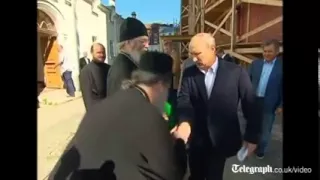 Vladimir Putin shies away from hand kiss