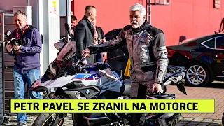 Prezident Pavel se zranil při jízdě na motorce. Skončil v nemocnici, zranění nejsou vážná
