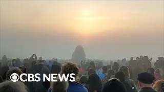 Crowds gather at Stonehenge to watch "magical" summer solstice sunrise