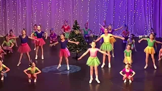 Детская студия ансамбля народного танца «Варенька» поздравляет всех с наступающим Новым годом!