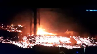 La Palma eruption - day 21 night of fire destroys old cheese factory & part of Los Campitos