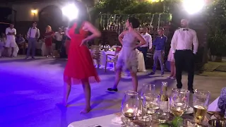 Уникален танц на булка, младоженец и кум