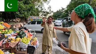 Pakistani Hospitality makes me cry (0.3$ Street Shave) Lahore, Pakistan 🇵🇰