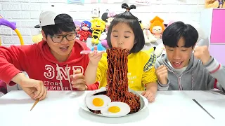 Pororo TTeokbokki Nouilles Noires Mukbang Boram