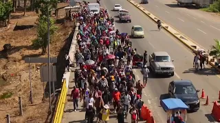 Migrantes en México luchan contra las altas temperaturas que amenazan su supervivencia.