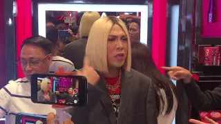 DINUMOG! VICE Cosmetics ni Vice Ganda, may STORE na sa Market! Market!