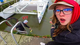 On pêche au ver dans les structures d'un port et elle ne s'attendait pas à ça !! ( GROSSE SURPRISE )