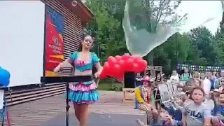 Уличное шоу мыльных пузырей на городском празднике 12 июня