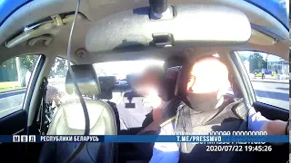 Пьяного мужчину повезли в РУВД для разбирательства – по дороге он разбил стекло в милицейской машине