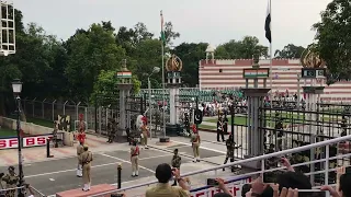 【印パ国境】インドとパキスタン国境のスタジアムで毎日行われている足上げ比べ【国境フラッグ・セレモニー】