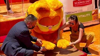 Garfield puts his paw prints in cement at the China