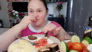 ПЕРВЫЙ МУКБАНГ💥СКУМБРИЯ🐟КАРТОФЕЛЬ🥔ОВОЩИ🥒🍅и ГРЕЙП🍊