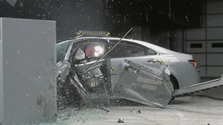 Lexus ES small overlap crash test iihs 40 mph