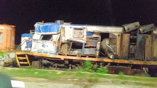 VLI: Locomotiva gê u13b 2420 Pintura ex transbaiao após acidente passando na cidade a noite.