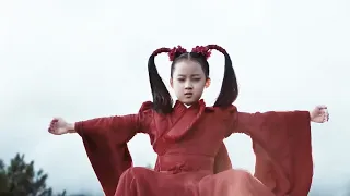 This seemingly 8-year-old girl turned out to be an 80-year-old kung fu master!