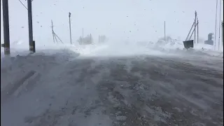 Снегопад ограничил движение на трассе, Казахстан закрыл границу