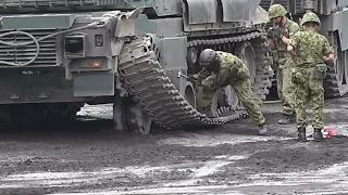 10式戦車 履帯外れと回収作業 富士総合火力演習2015