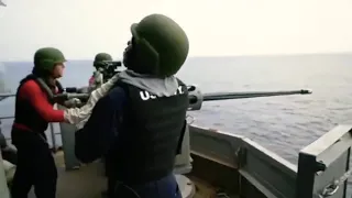 флот США обстреливает  сомалийских пиратов