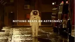 AXE te lleva al espacio. (AXE Apollo Fireman Ad)