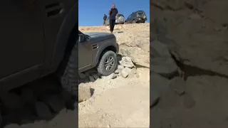 Unstoppable Land Rover Discovery 3 Climbs Steep Rock Ledge Like a Boss