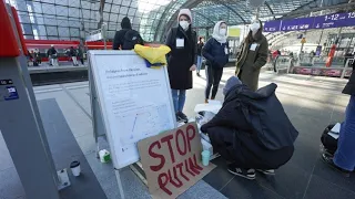 Flucht vor russischen Bomben: Zahlreiche Ukrainer kommen in Berlin an