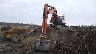 Hitachi ZX870LC - Climbing a Bench and Loading a Split Bench