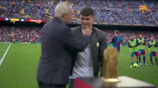 Pedri 🇪🇸 presents his Golden Boy award to the Camp Nou 🌟