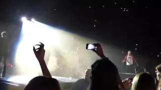 Drag Me Down (Lilo Waterfight) - One Direction - OTRA – London o2 Arena - 28/09/15
