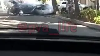Пожарные в Анапе тушат машину после ДТП