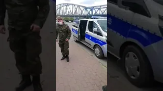 Interwencja policji i żołnierzy WOT w Toruniu.  Brak maseczki.