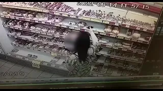 Девушка украла оставленный на полке в магазине чужой телефон