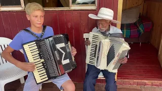 Tocando com a gaita do seu Sebastião de 120 anos o mais velho do Brasil