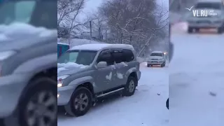 VL.ru - Опасное поведение пешеходов на дороге во время снегопада во Владивостоке 17 ноября