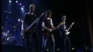 THE PRETENDERS - IN THE MIDDLE OF THE ROAD (LIVE @ LA)