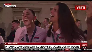 DOČEK KOŠARKAŠICA / 'Ko da mi otme iz moje duše Kosovo' - svi pevaju Vidovdan!