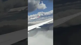 Deux Avions  A380 se croisent dans le ciel.