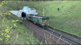 Rail traffic in Russia (Siberia) - Snakes, tunnels, bridges. Mountain Railroading.