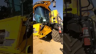 New Holland CR7.90 Combine