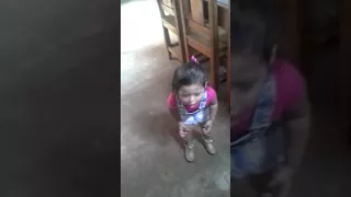 Luiza fingindo que esta vomitando