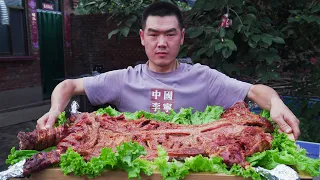 【食味阿远】2200买了只羊，阿远现烤整羊，大伯说内蒙的羊吃着味儿就是正 | Shi Wei A Yuan