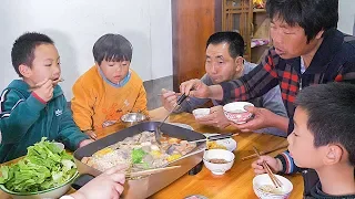 Eat hot pot, the family talking and laughing eating hot pot, really happy